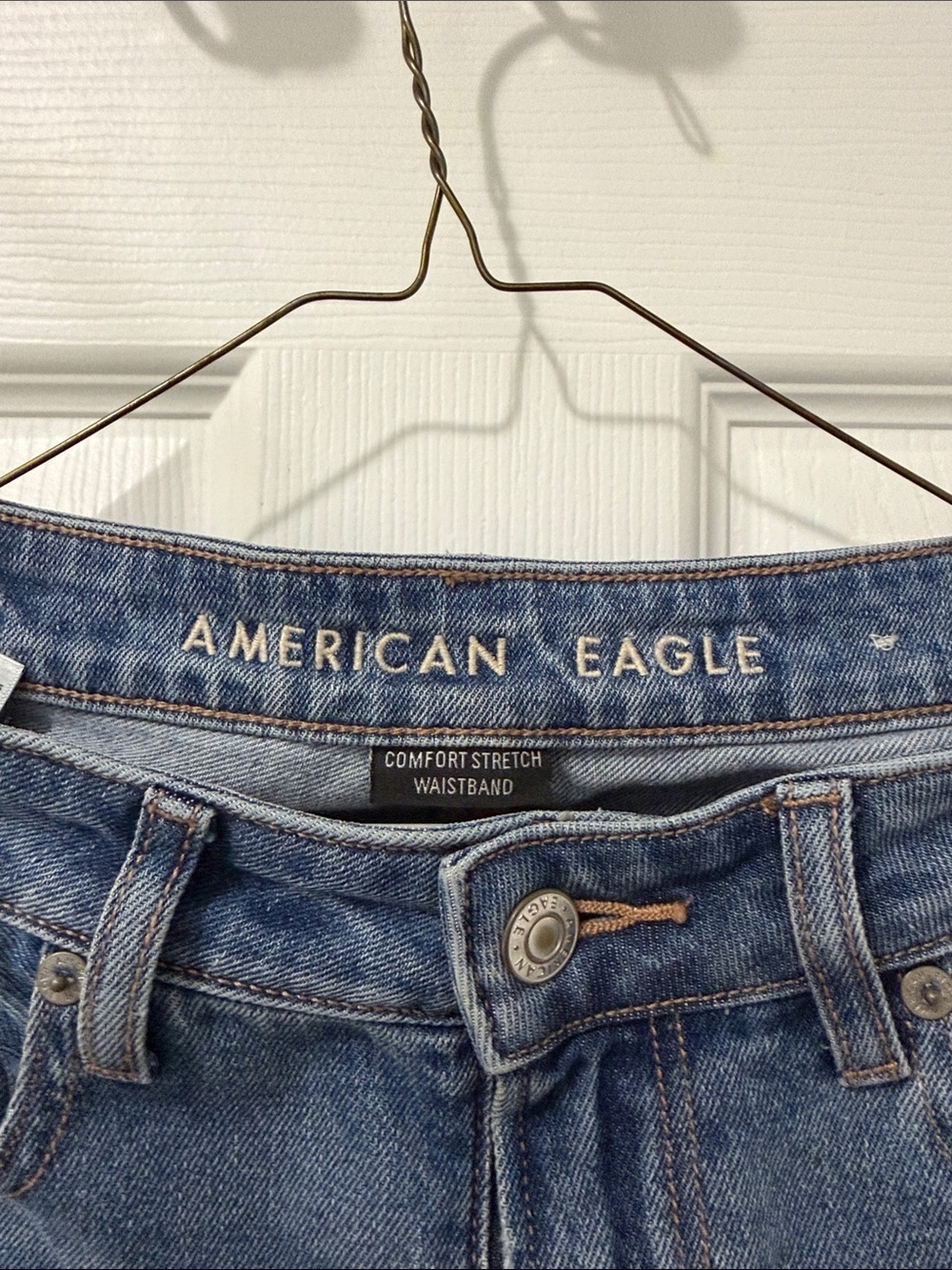 American Eagle Outfitters Distressed Ripped Knee Mom Jeans Medium Wash 2S - Picture 4 of 7